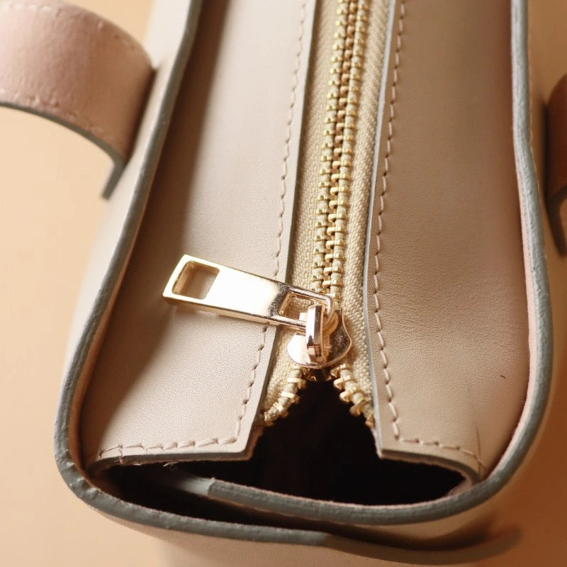 Detailed view of the Zip on a White leather Tote bag for women