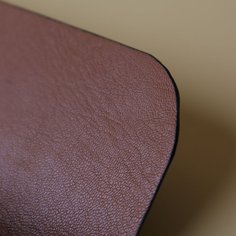 Detailed View of the corner edge with the grain of the light brown sheep leather lining