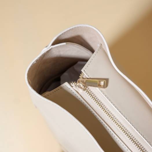 15" Laptop Tote in Off-White with Zipped Closure: Lilly